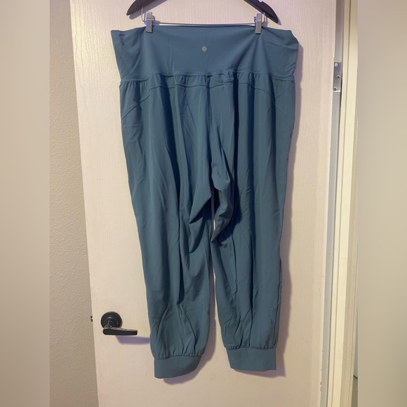 Athleta salutation joggers in powervita - Picture 3 of 7